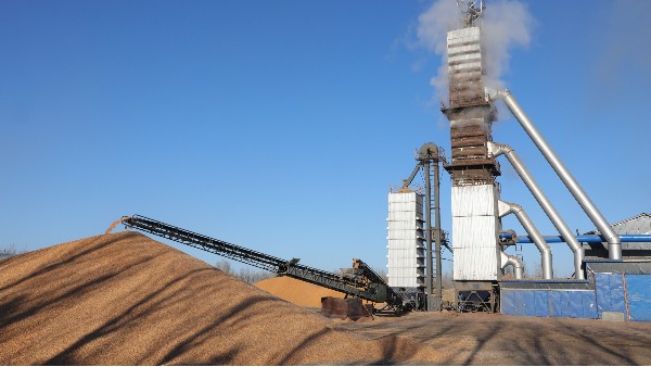 烘糧噸成本降至28元！300噸烘干塔用上秸稈直燃熱風(fēng)爐，相比燃煤一天節(jié)省一萬六！