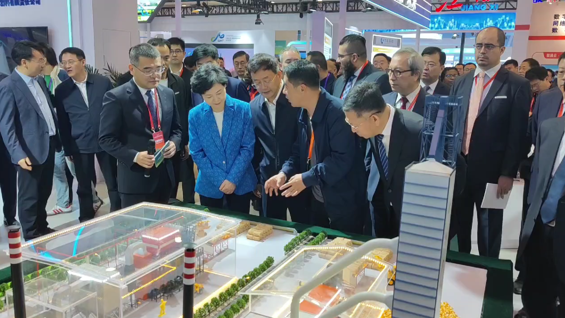 海倫利民秸稈直燃鍋爐亮相APEC技展會(huì)，工信部副部長徐曉蘭蒞臨參觀